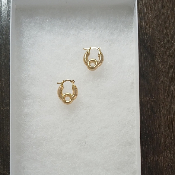 Elegant Gold Hoop Earrings - Picture 7 of 7